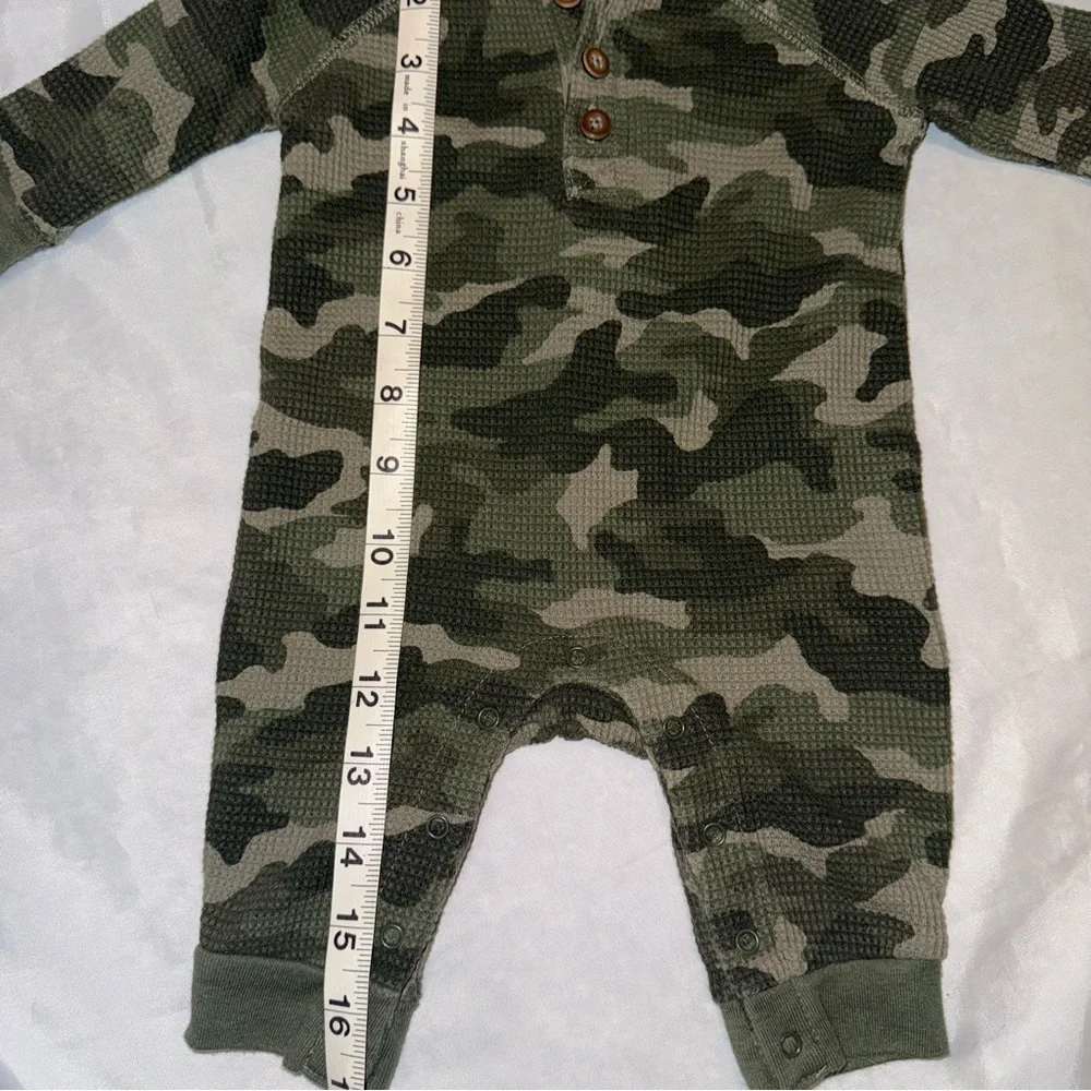 Old Navy Camouflage Thermal Long Sleeve Onesie One Piece Baby/Infant 0-3 mos‎
